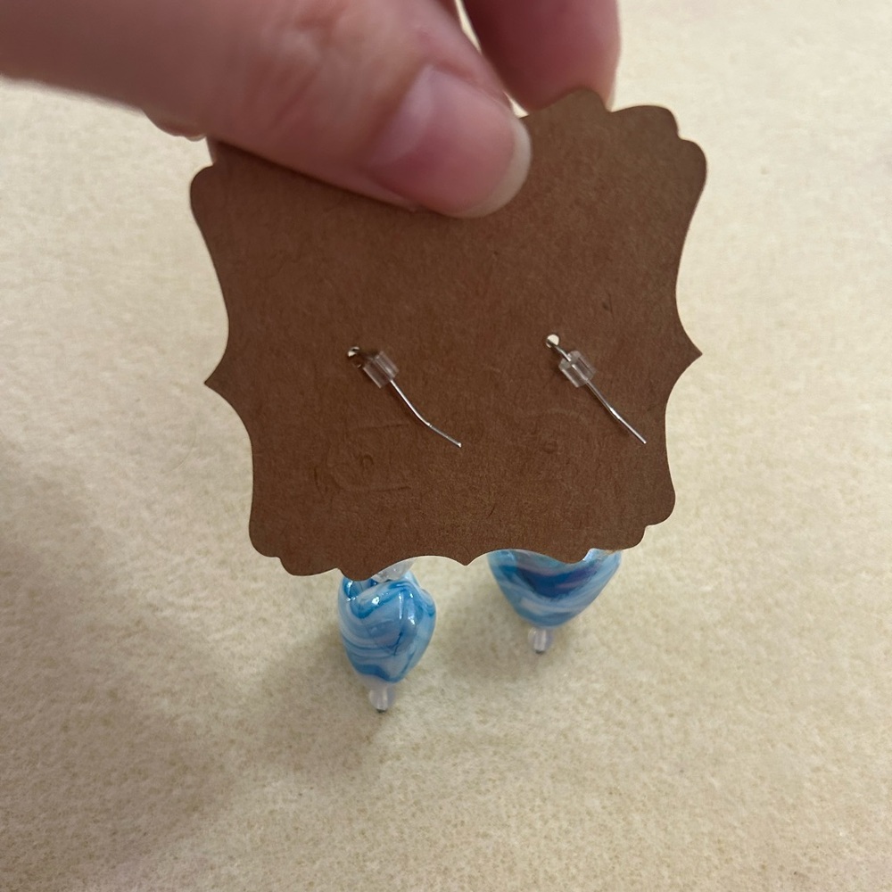 Handmade blue and white beaded heart earrings - Picture 3 of 3